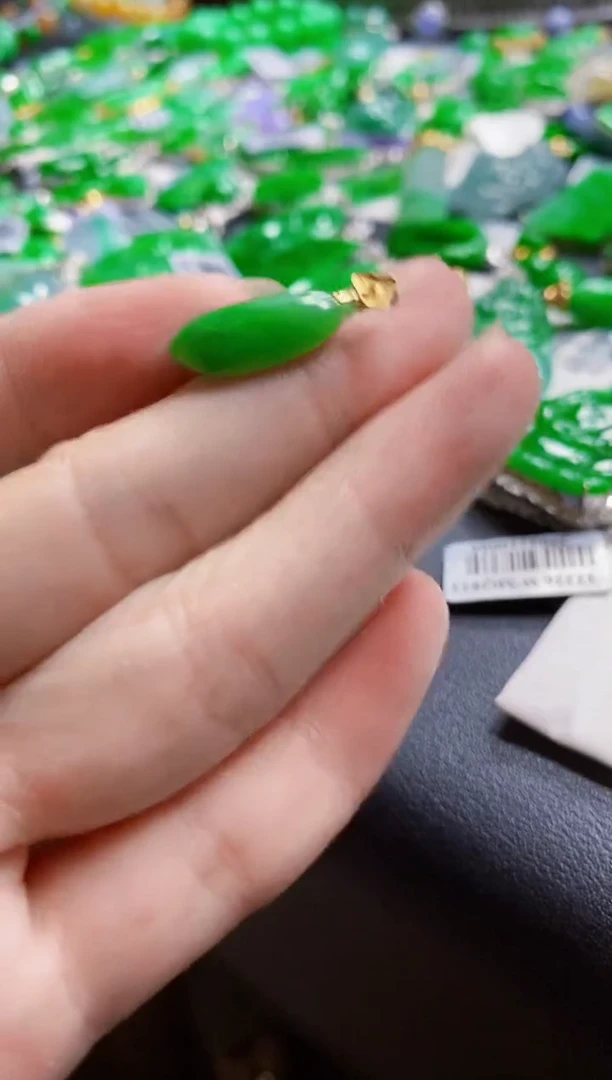 翡翠18K金镶嵌颈饰吊坠