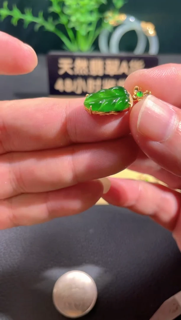 翡翠18K金镶嵌颈饰翡翠