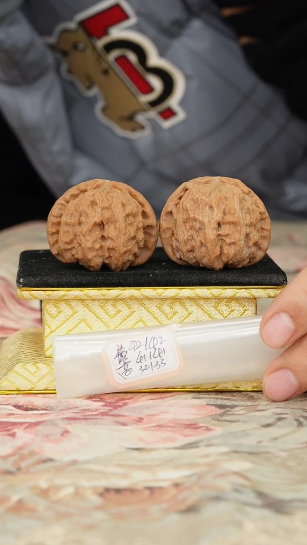 【闪购商品】文玩核桃把件白狮子