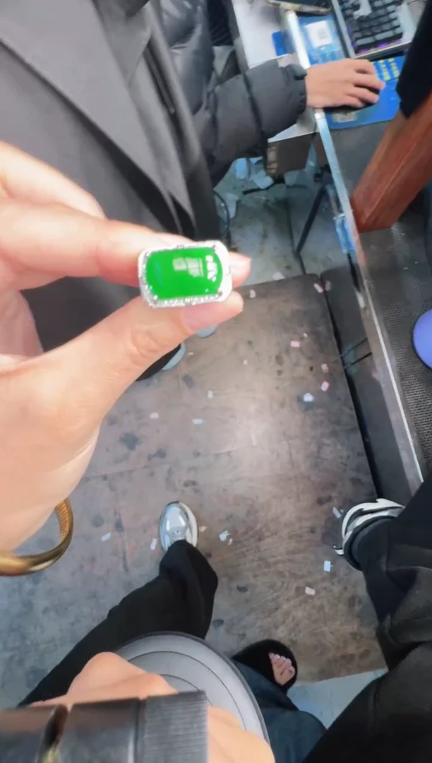 未镶嵌定制翡翠A货有轻微色差属于正常现象，戒指1