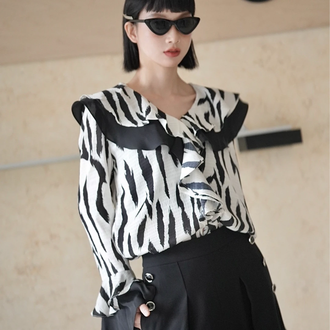 秋季显瘦长袖黑白气质时尚复古设计感小众花纹荷叶领喇叭袖衬衣