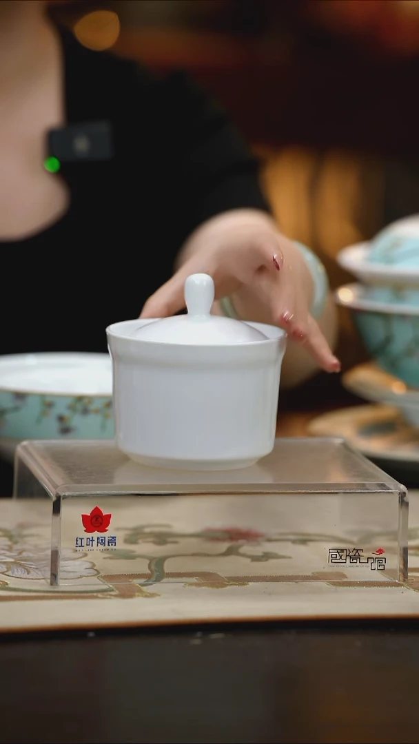 1个微瑕白胎高炖盅（带盖）（无底款）