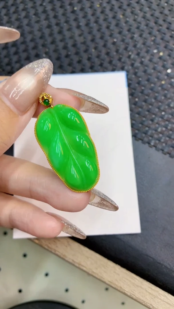 颈饰18K金镶嵌翡翠四**满1
