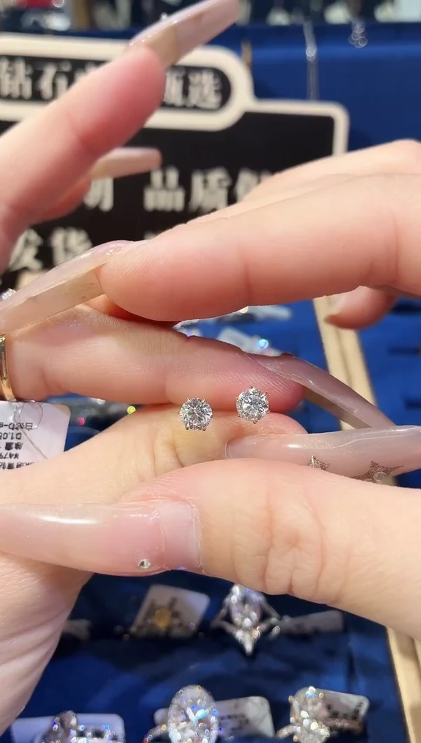 18K金镶嵌实验室培育钻石耳饰经典六爪k黄