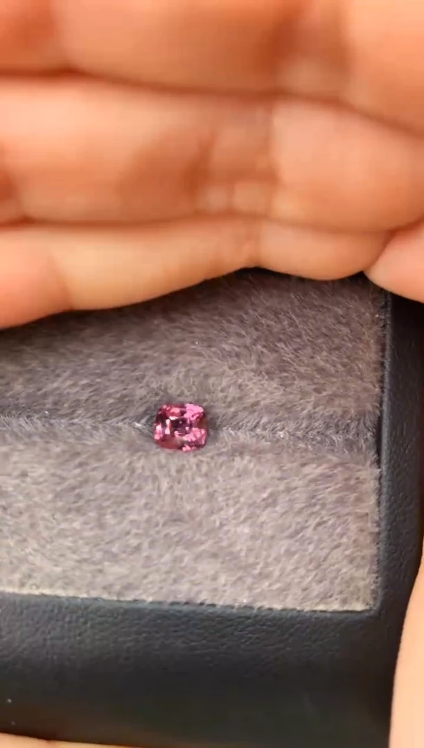 未镶嵌裸石定制尖晶石枕型 浆果紫色调 0.97ct