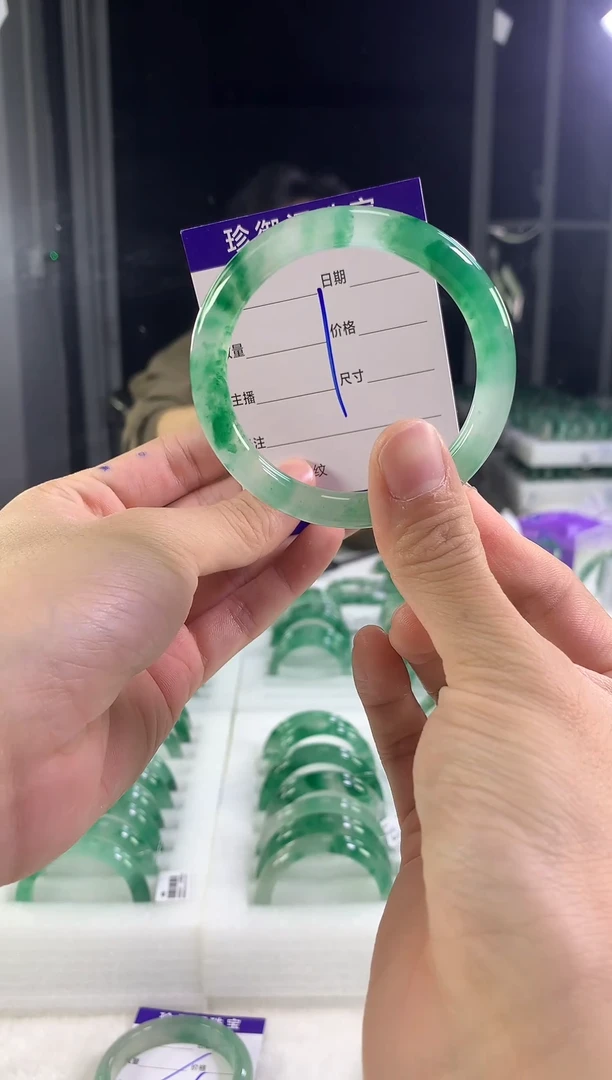 未镶嵌手镯石英质玉（非洲翠）w***?1