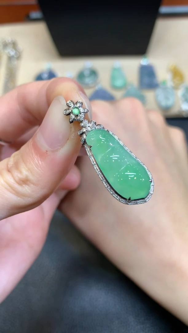 【闪购商品】翡翠颈饰18K金镶嵌福豆【无服务费】