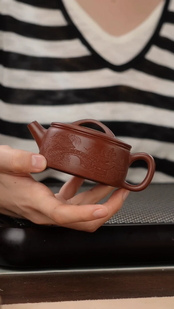 茶壶紫砂老朱泥烟雨江南精工刻绘汉瓦160cc