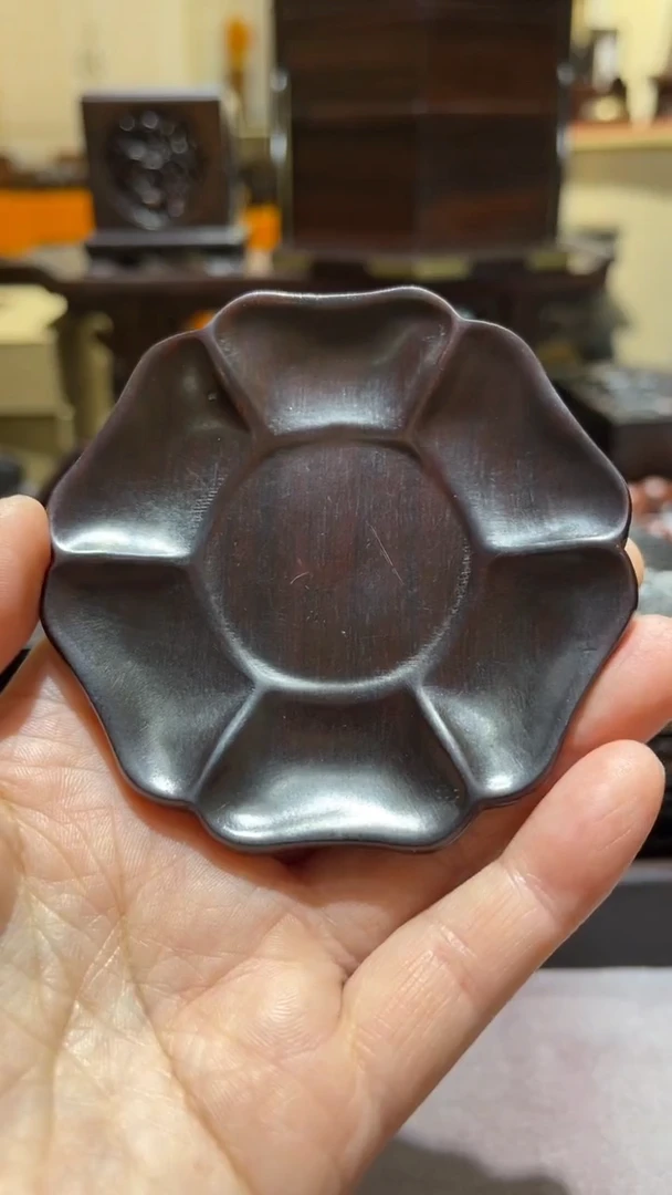 红酸枝木类精品木雕精工细作