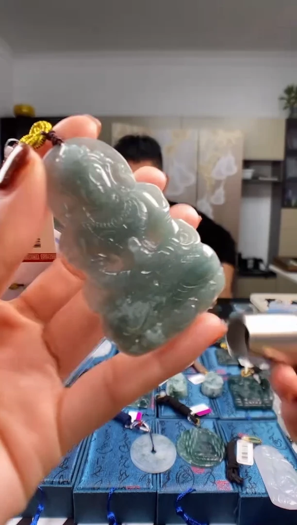 颈饰未镶嵌翡翠   多样性发其一