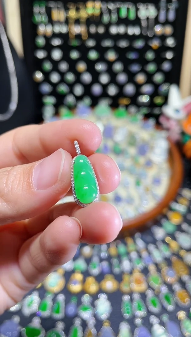 颈饰18K金镶嵌翡翠甜阳绿豆子吊坠