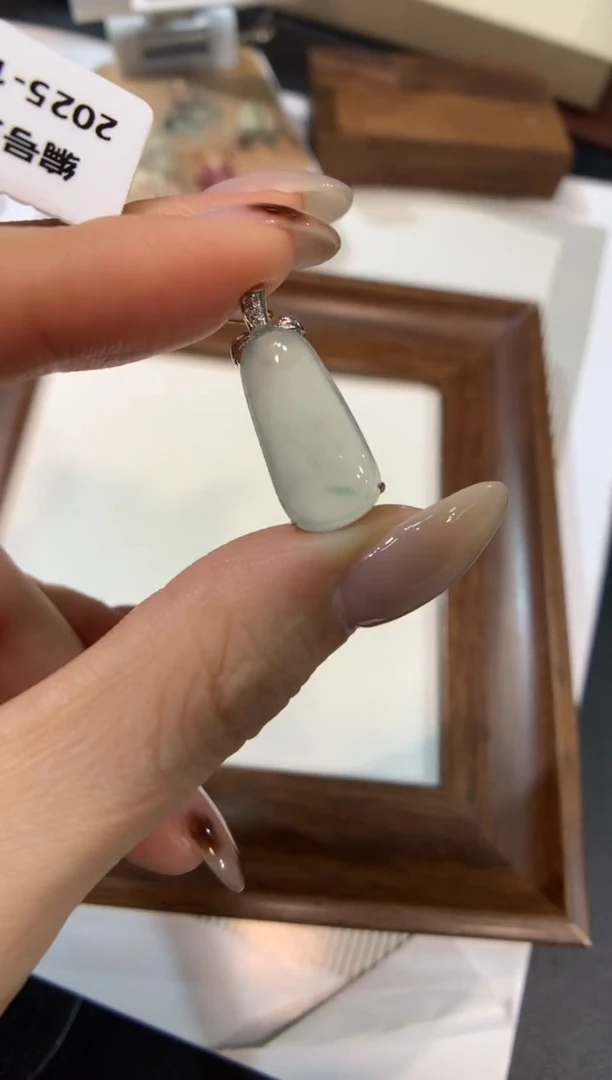 颈饰18K金镶嵌翡翠福瓜