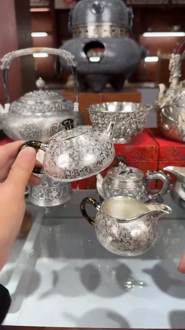 铭****司足银手工精工錾刻卷草纹公道杯