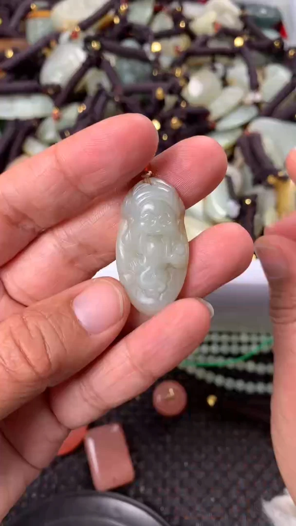 【闪购商品】和田玉颈饰未镶嵌多样性发货没有证书.拍一发一，有瑕