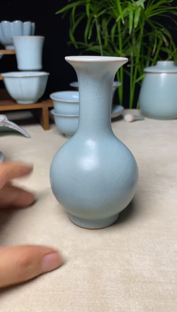 微瑕仿古釉鹅颈瓶