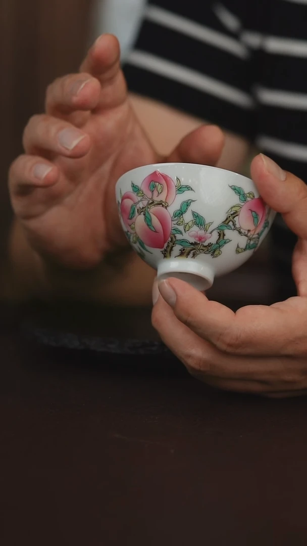 景德镇手工手绘粉彩桃子鸡心杯