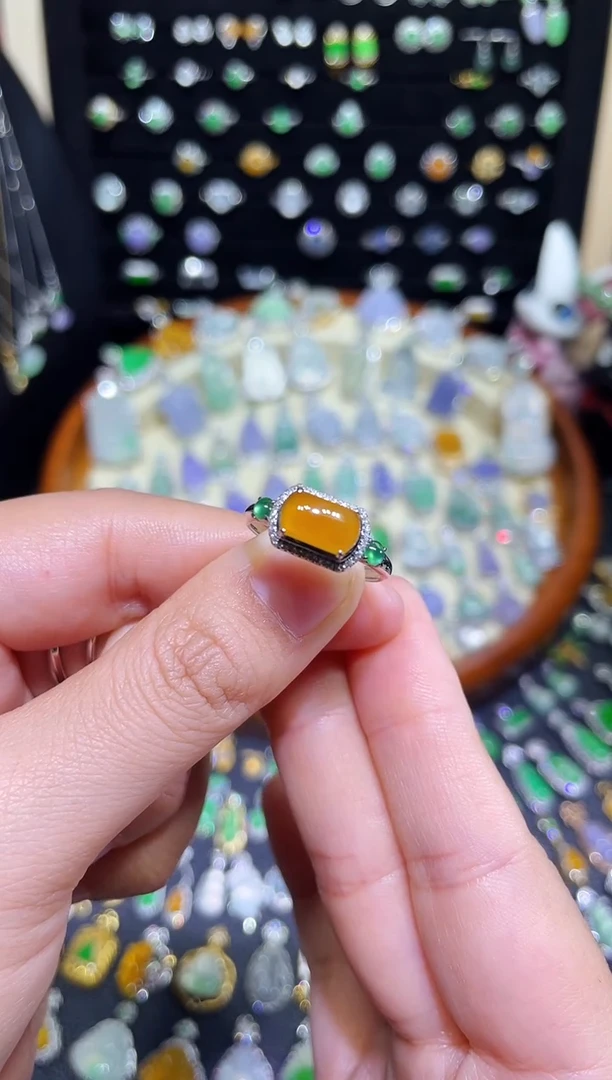 颈饰18K金镶嵌翡翠高冰胶黄翡黄马鞍戒指