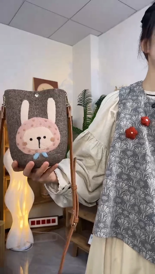 羊毛非遗纯手工包  手机包兔子