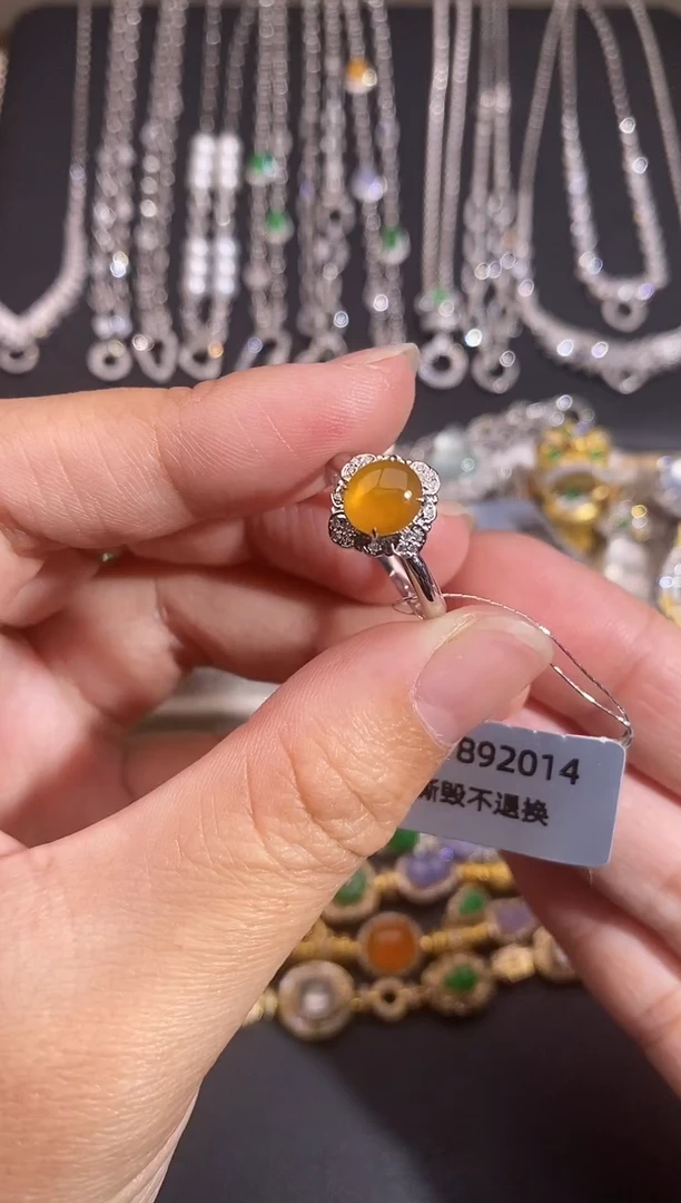 颈饰18K金镶嵌翡翠戒指