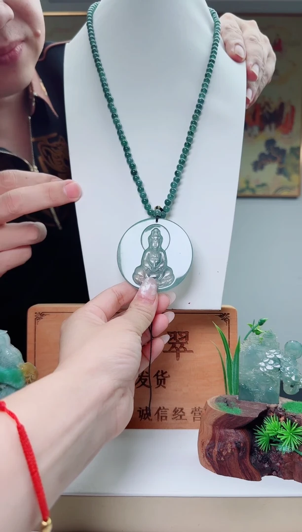 翡翠未镶嵌颈饰多样性发其一