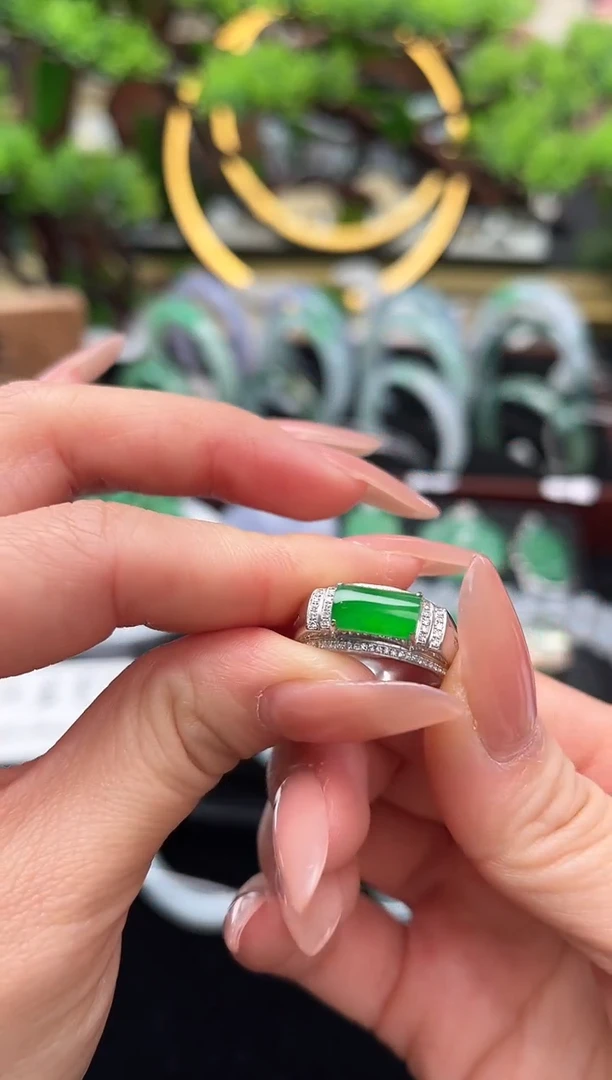 18K金镶嵌戒指翡翠?**?戒指