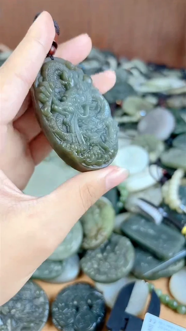 和田玉未镶嵌颈饰1