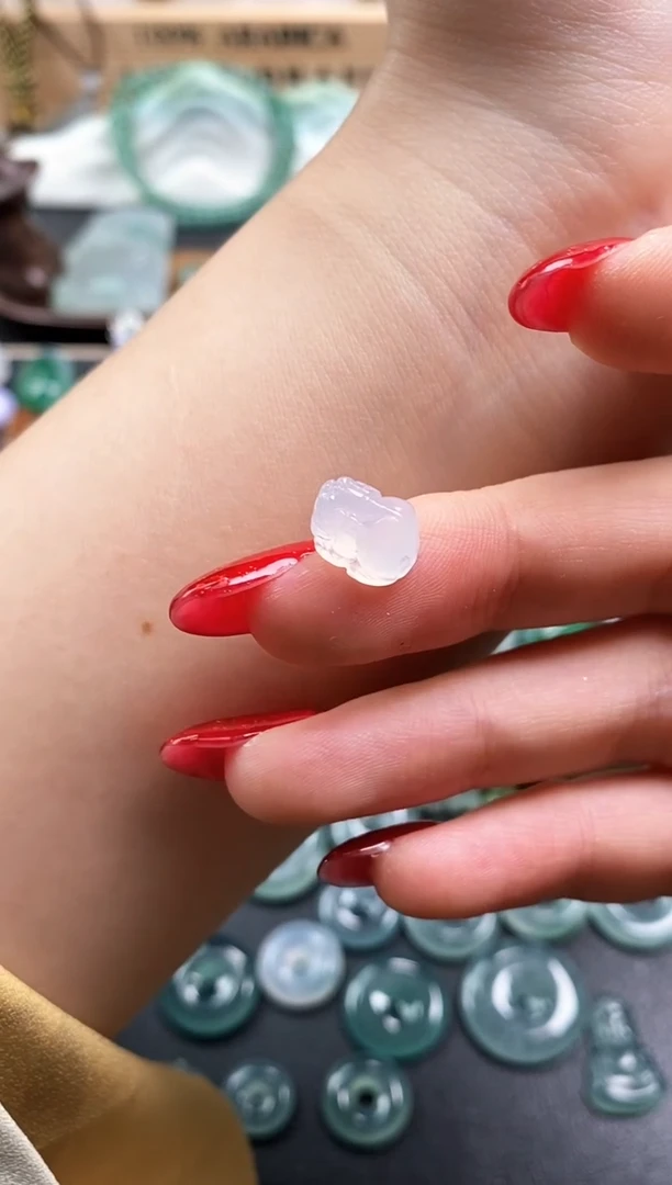 颈饰未镶嵌翡翠貔貅