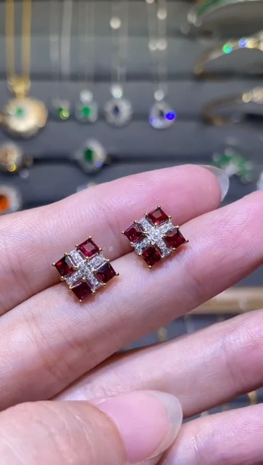 18K金镶嵌耳饰红宝石无烧1.6ct