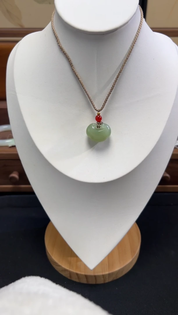 和田玉未镶嵌颈饰17.1x22.5x11.6