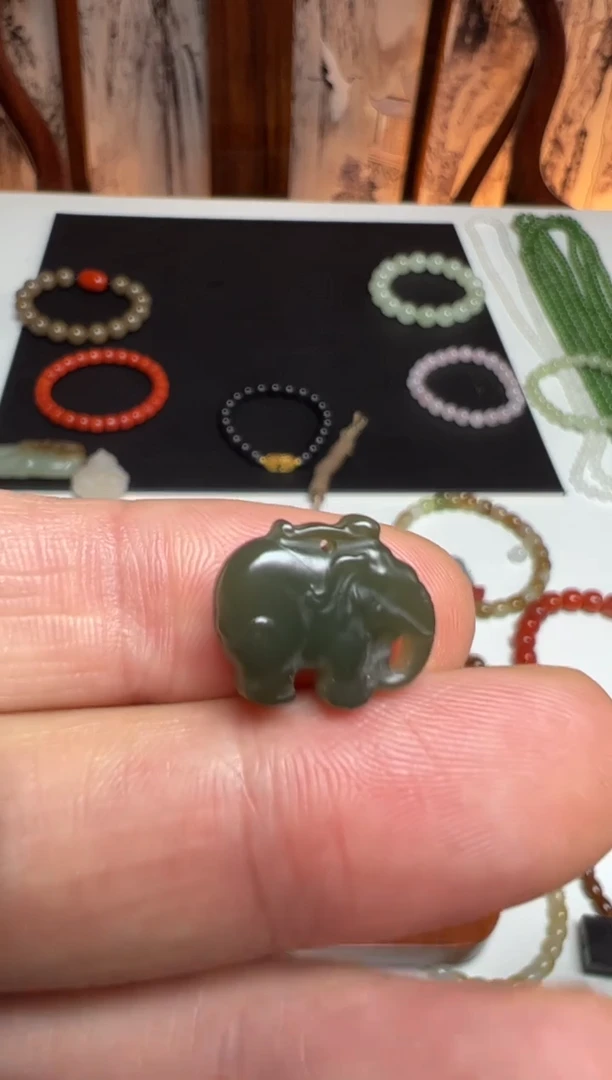 【闪购商品】和田玉颈饰未镶嵌青黄口小象