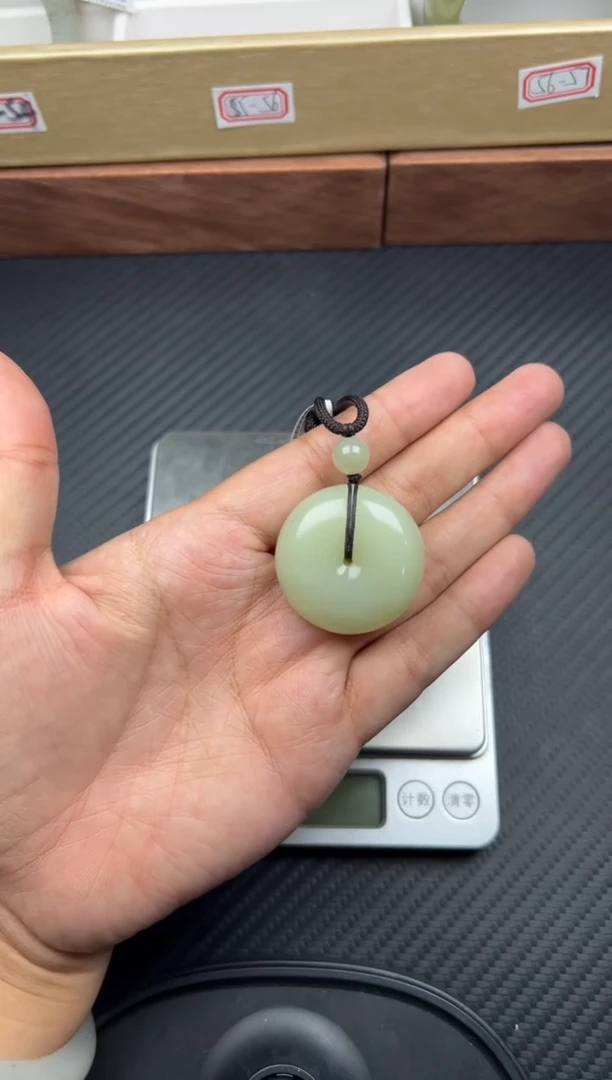 吊坠(赠链)未镶嵌和田玉且末微色差迪克兰二细平安扣