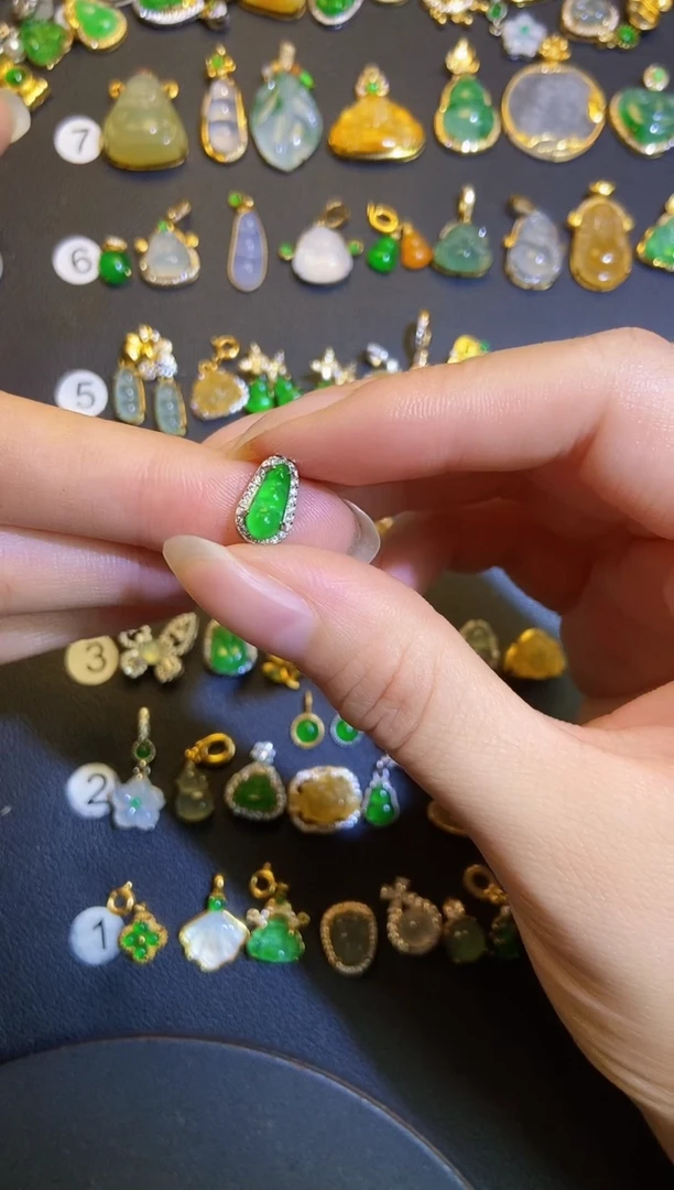 吊坠(不含链)18K金镶嵌翡翠1