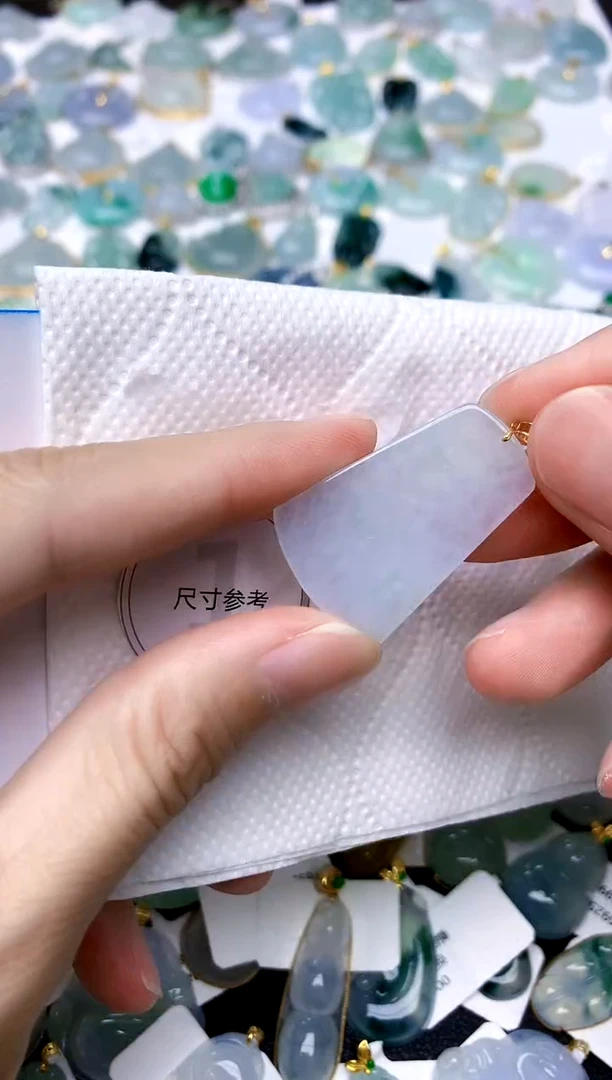颈饰18K金镶嵌翡翠天然A货翡翠