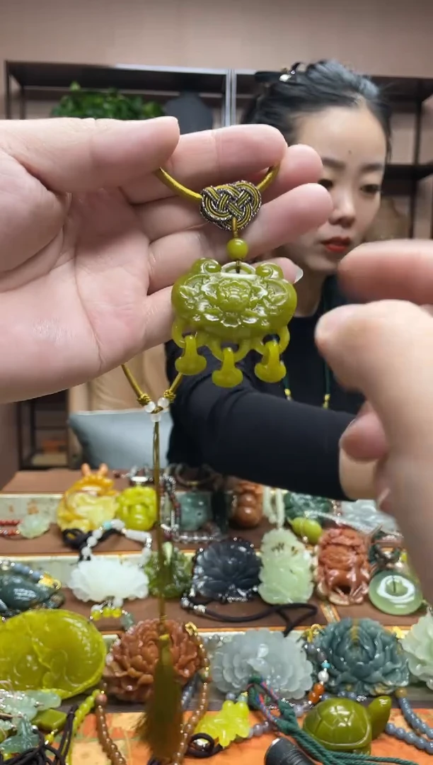 未镶嵌岫玉吊坠多样性发货发其中之一