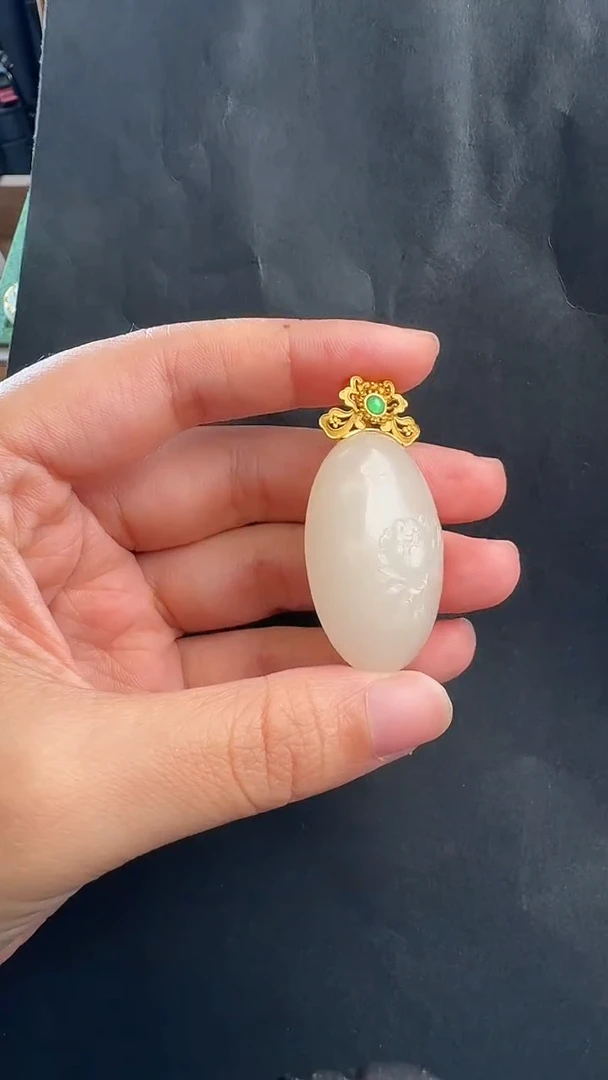 颈饰18K金镶嵌和田玉吊坠