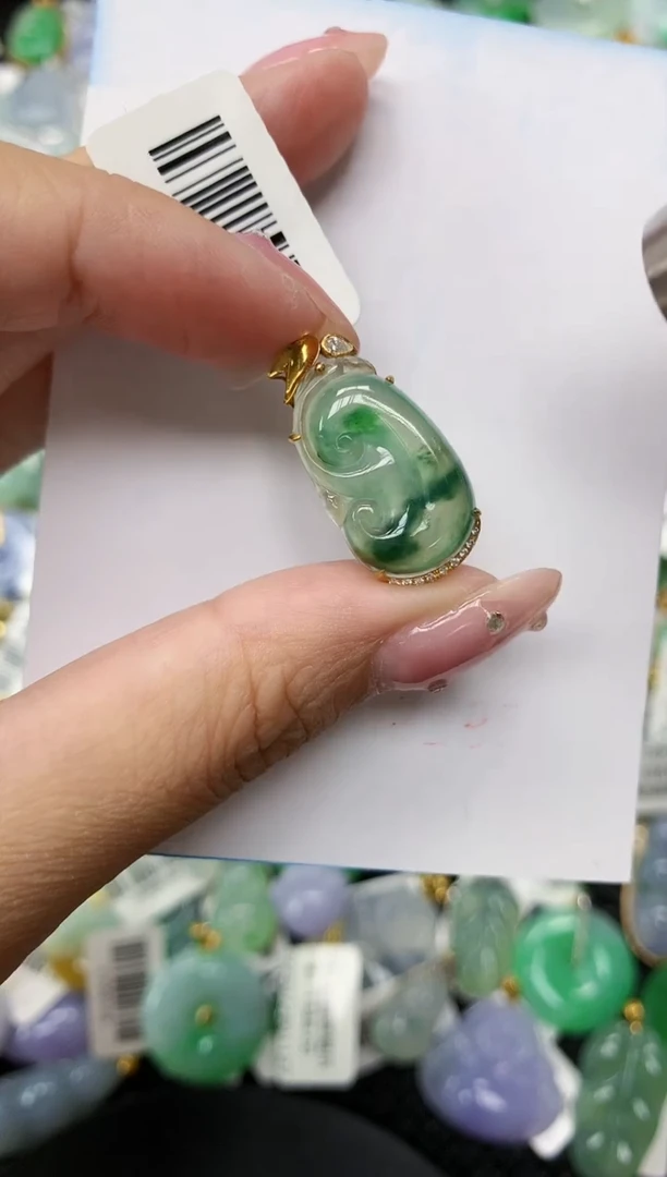 翡翠18K金镶嵌颈饰1111111111