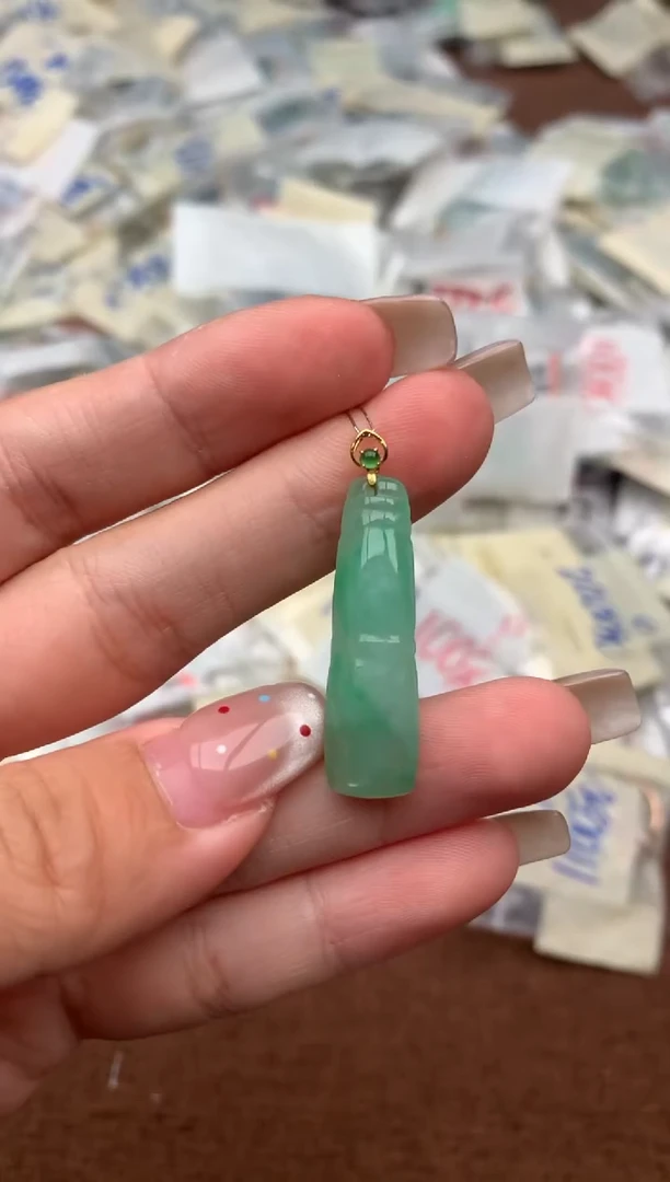 18K金镶嵌挂件翡翠一
