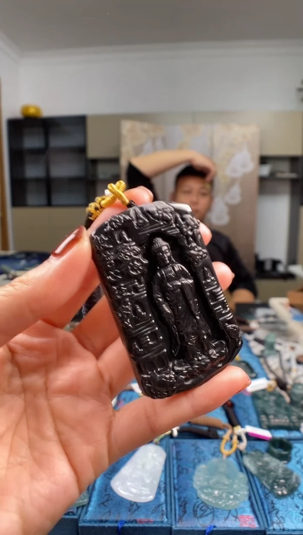 颈饰未镶嵌翡翠   多样性发其一