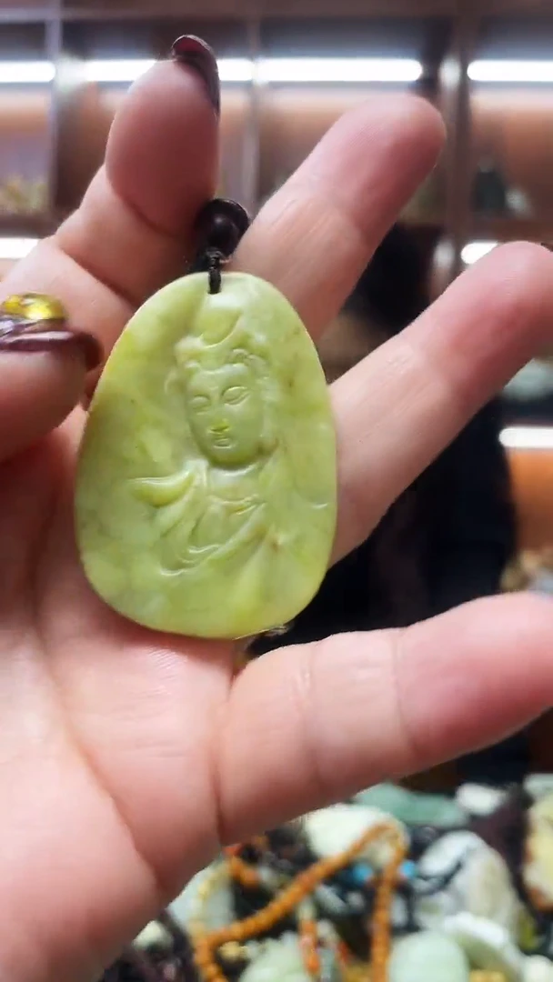 未镶嵌蛇纹石玉吊坠