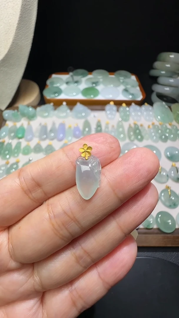 吊坠(不含链)18K金镶嵌翡翠小福瓜尺寸15.5*8.8*4.7mm