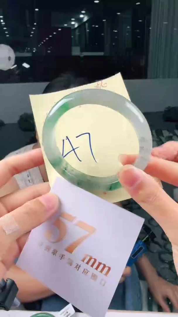 未镶嵌手镯石英质玉（非洲翠）有天然洒金亮片/矿点/棉线47