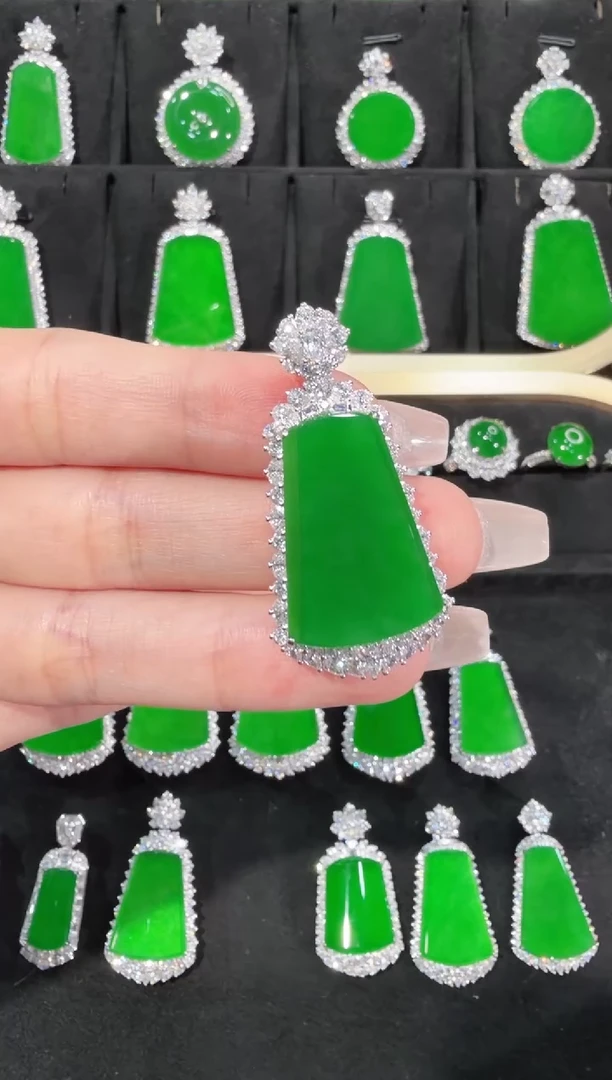 颈饰18K金镶嵌翡翠无事牌天然A货翡翠72h鉴赏期