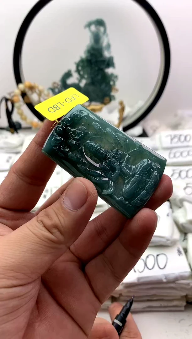 翡翠未镶嵌颈饰千手