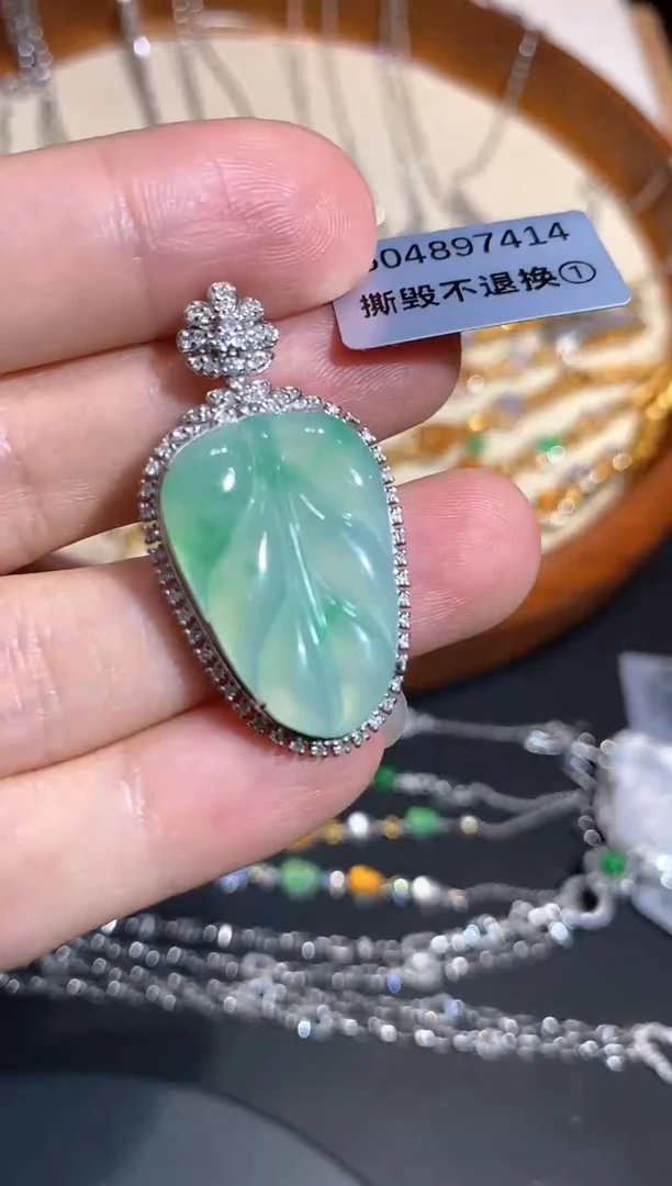 颈饰18K金镶嵌翡翠吊坠