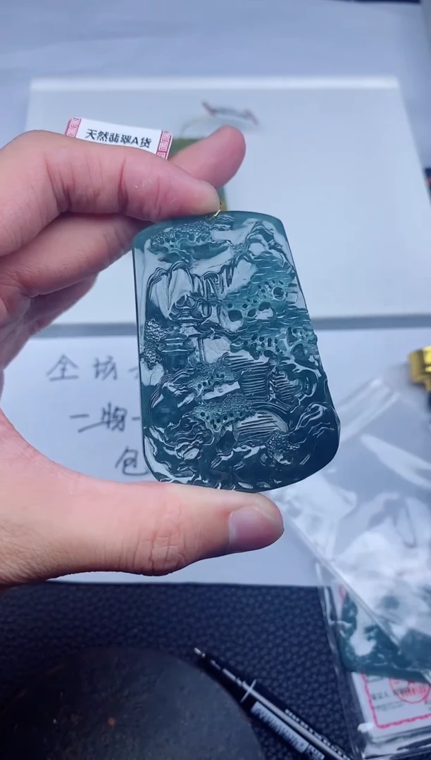 翡翠未镶嵌颈饰