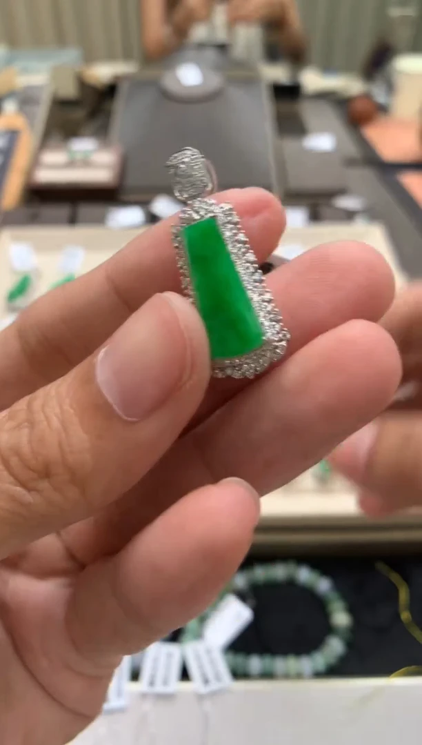 翡翠18K金镶嵌颈饰无事牌