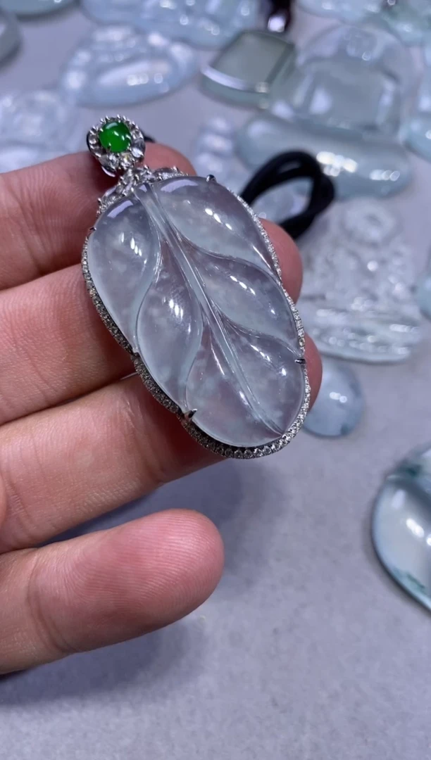 吊坠(不含链)18K金镶嵌翡翠叶子13800  37.5  22.3  4.2