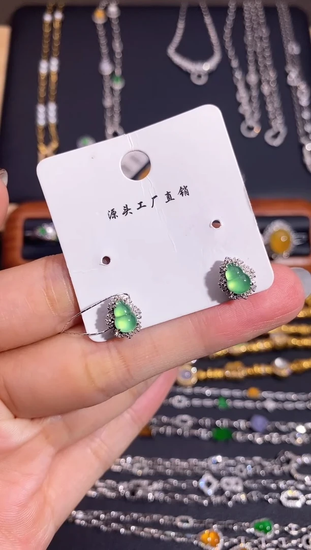 颈饰18K金镶嵌翡翠萌*?耳钉