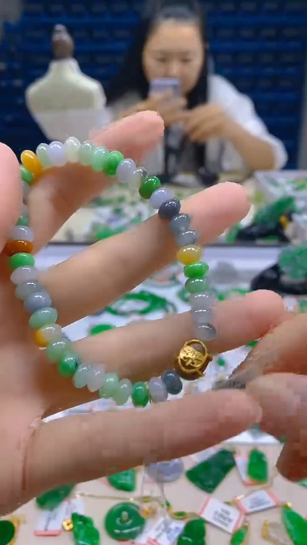 翡翠未镶嵌颈饰新号开播 全场乱卖