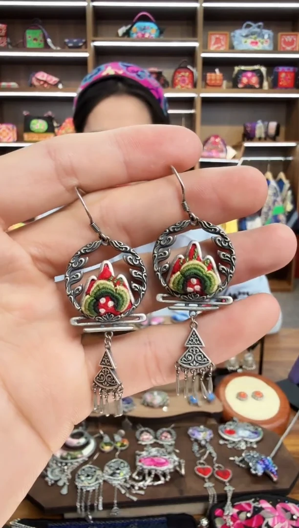 【闪购商品】织绣28蒙阿苏苗绣传承